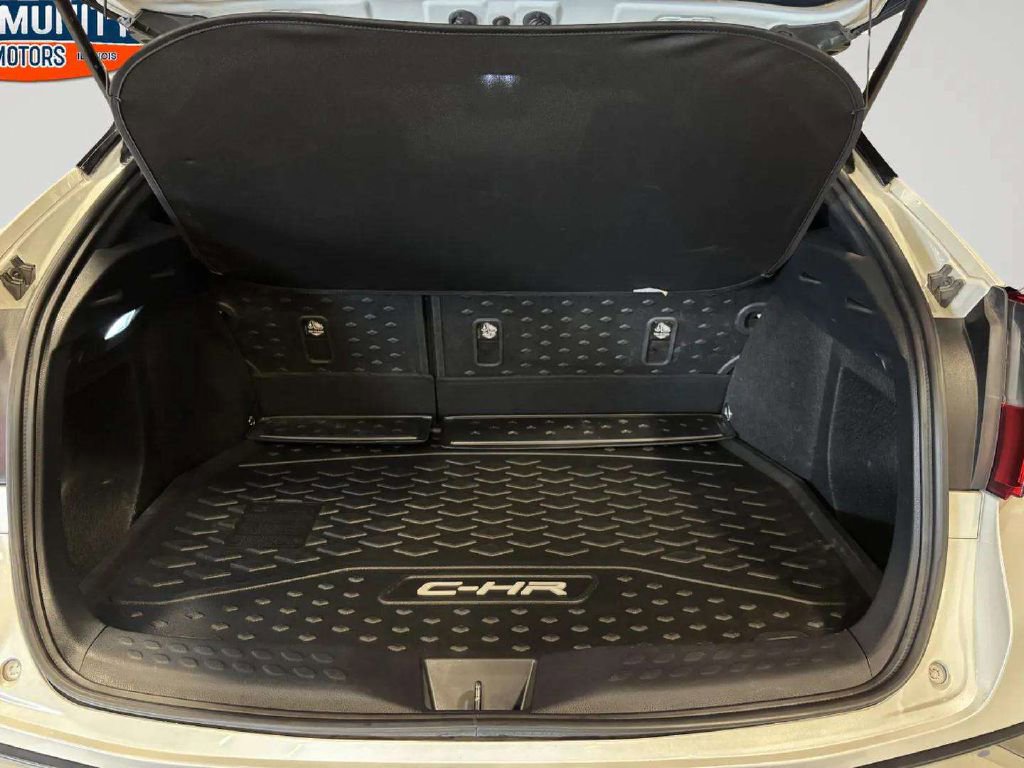 Used 2020 Toyota C-HR LE FWD image 19