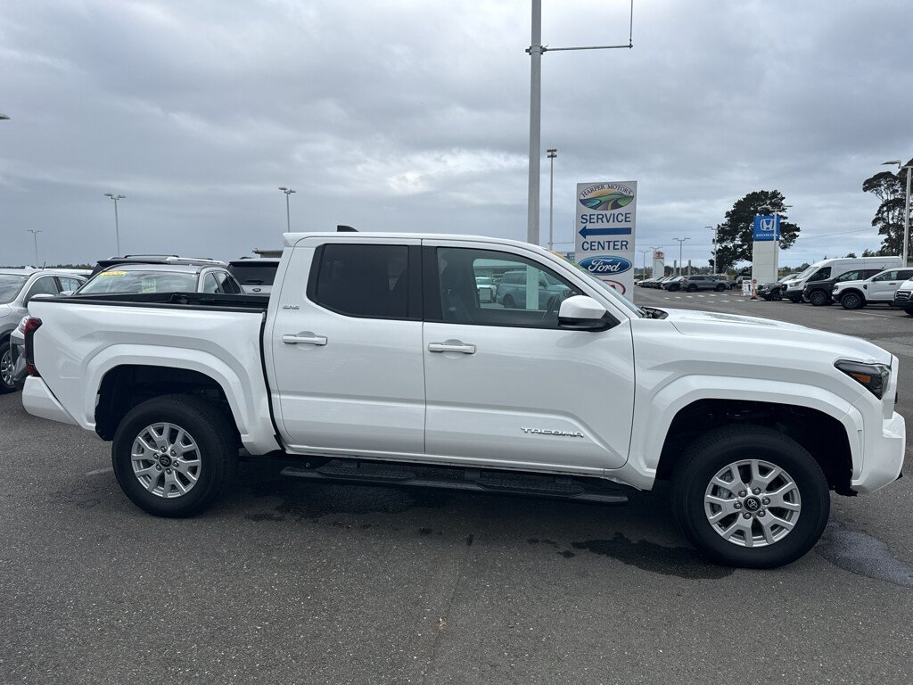 Used 2024 Toyota Tacoma SR5 w/ SR5 Upgrade Package AWD/4WD image 9