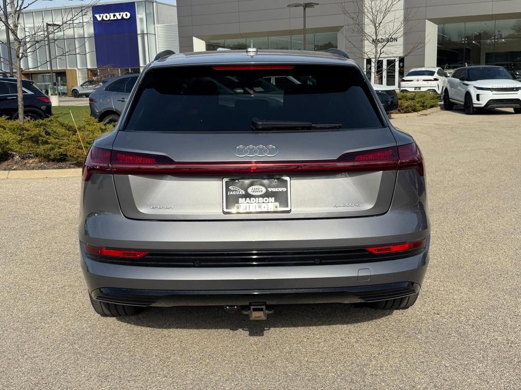 Used 2022 Audi e-tron Premium Plus image 3