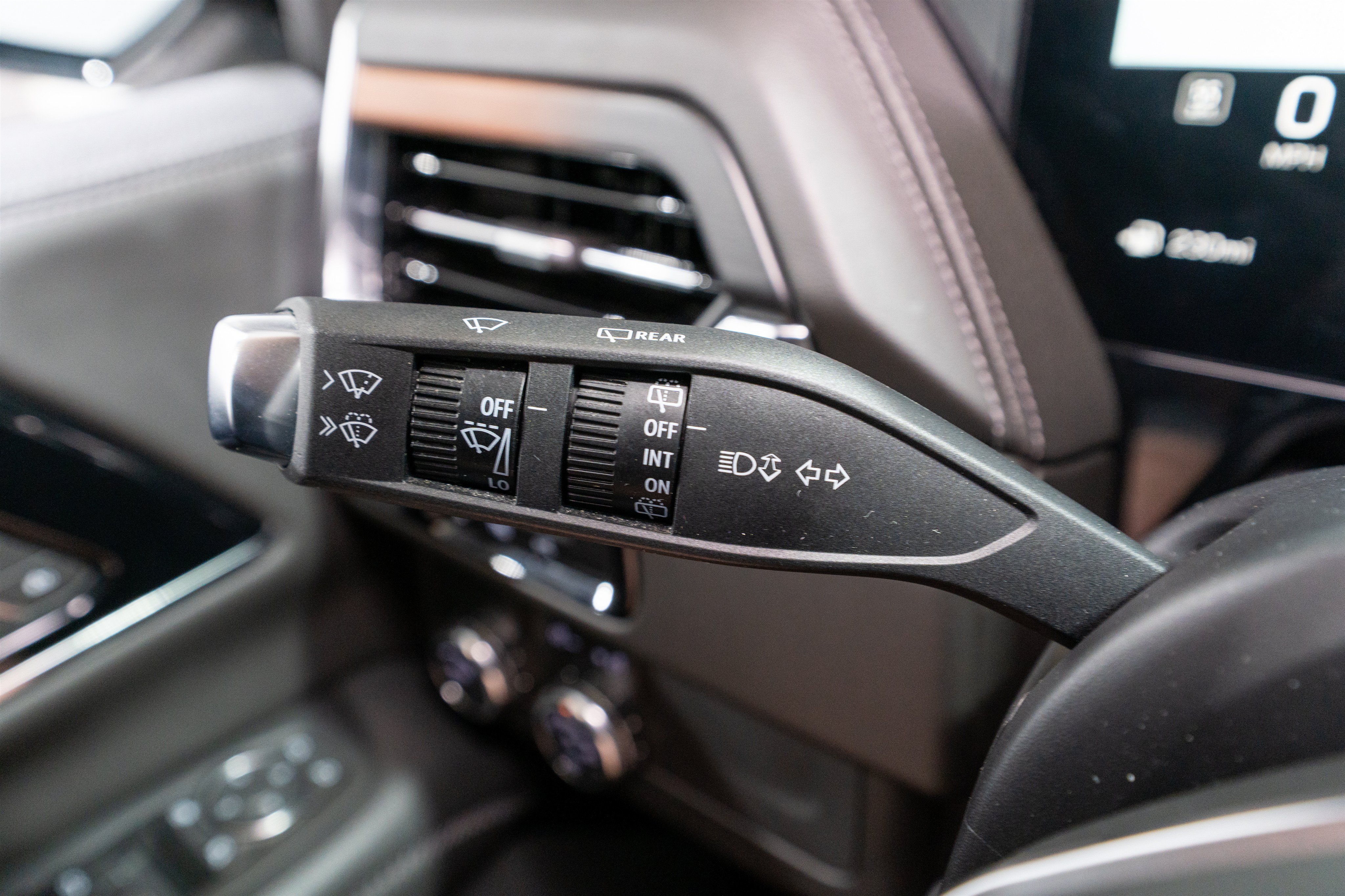 Used 2025 GMC Yukon XL Denali RWD image 27
