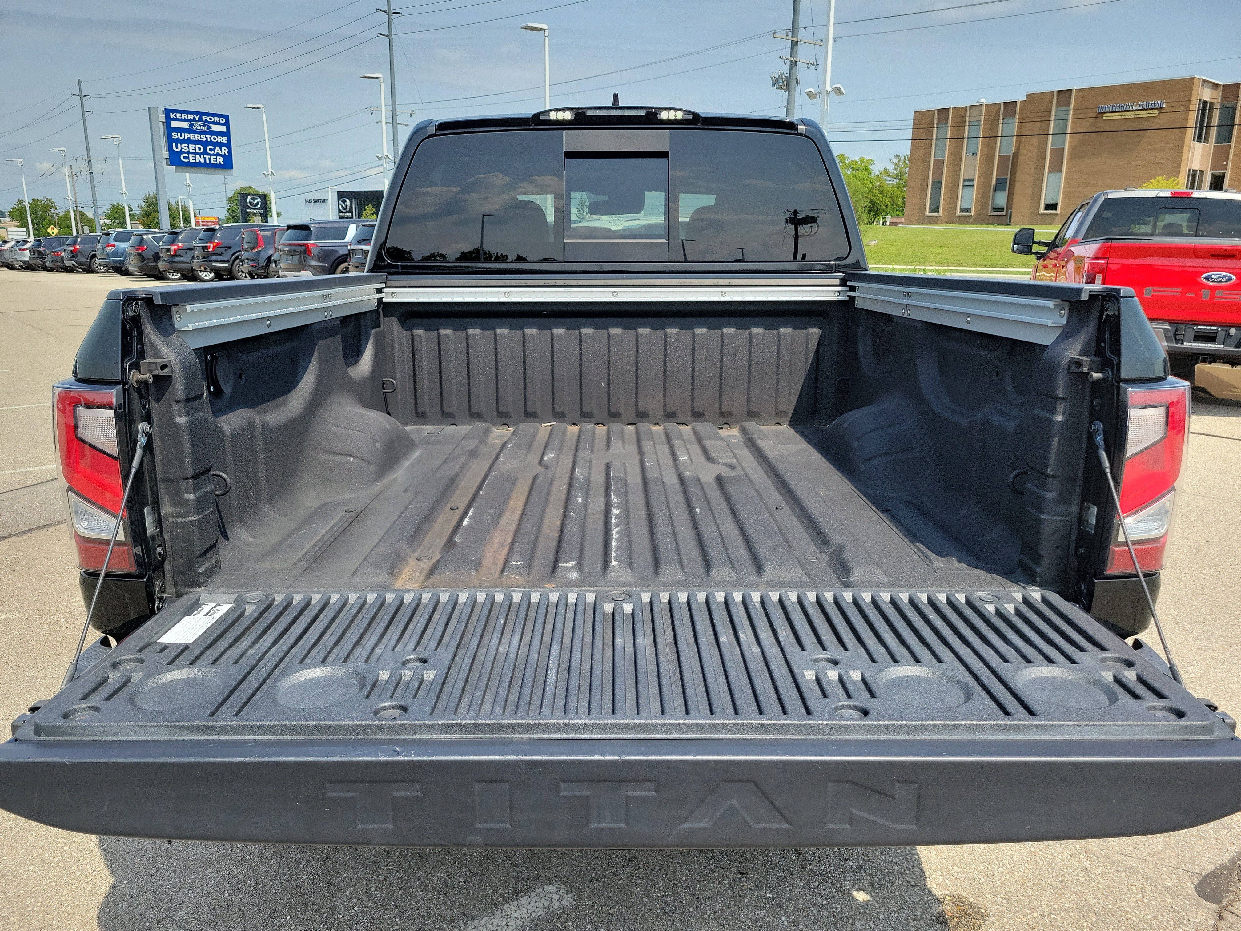 Used 2022 Nissan Titan PRO-4X w/ Pro-4x Convenience Package AWD/4WD image 7
