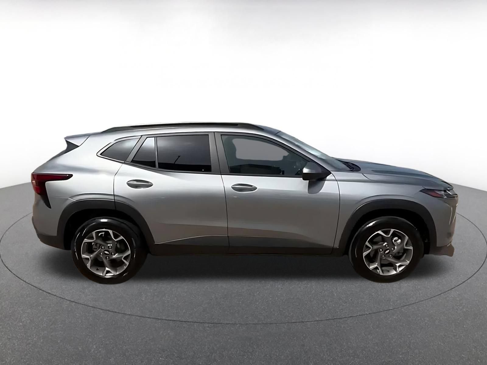 Used 2025 Chevrolet Trax LT FWD image 12