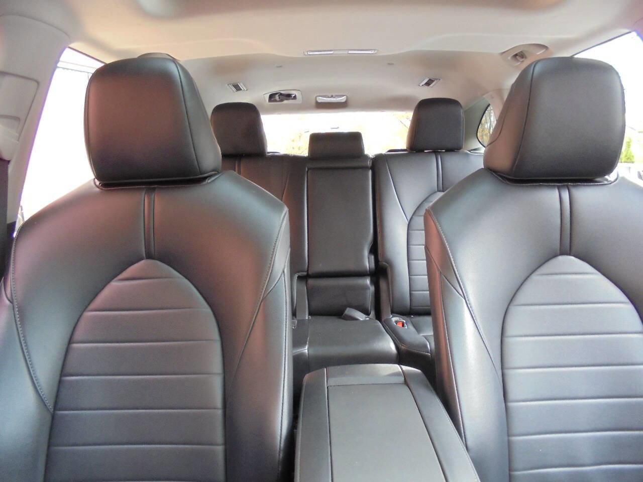 Used 2021 Toyota Highlander XLE AWD/4WD image 16