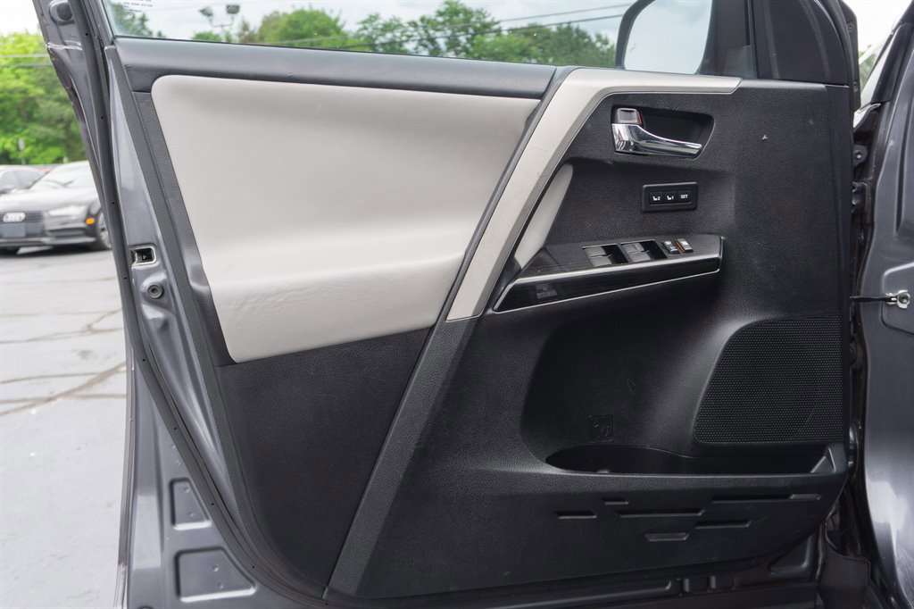 Used 2016 Toyota RAV4 Limited image 18