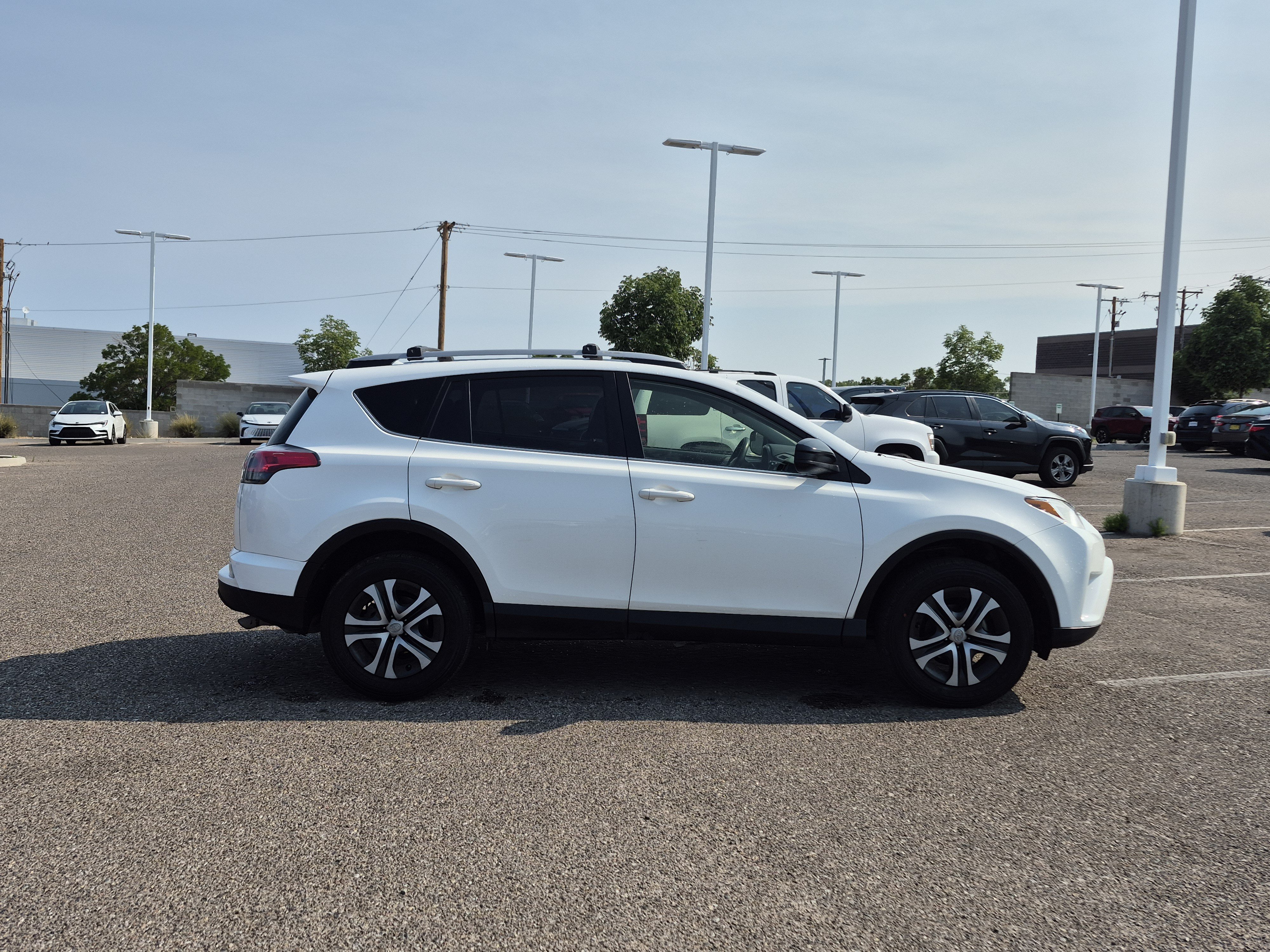 Used 2018 Toyota RAV4 LE w/ Carpet Mat Package AWD/4WD image 6