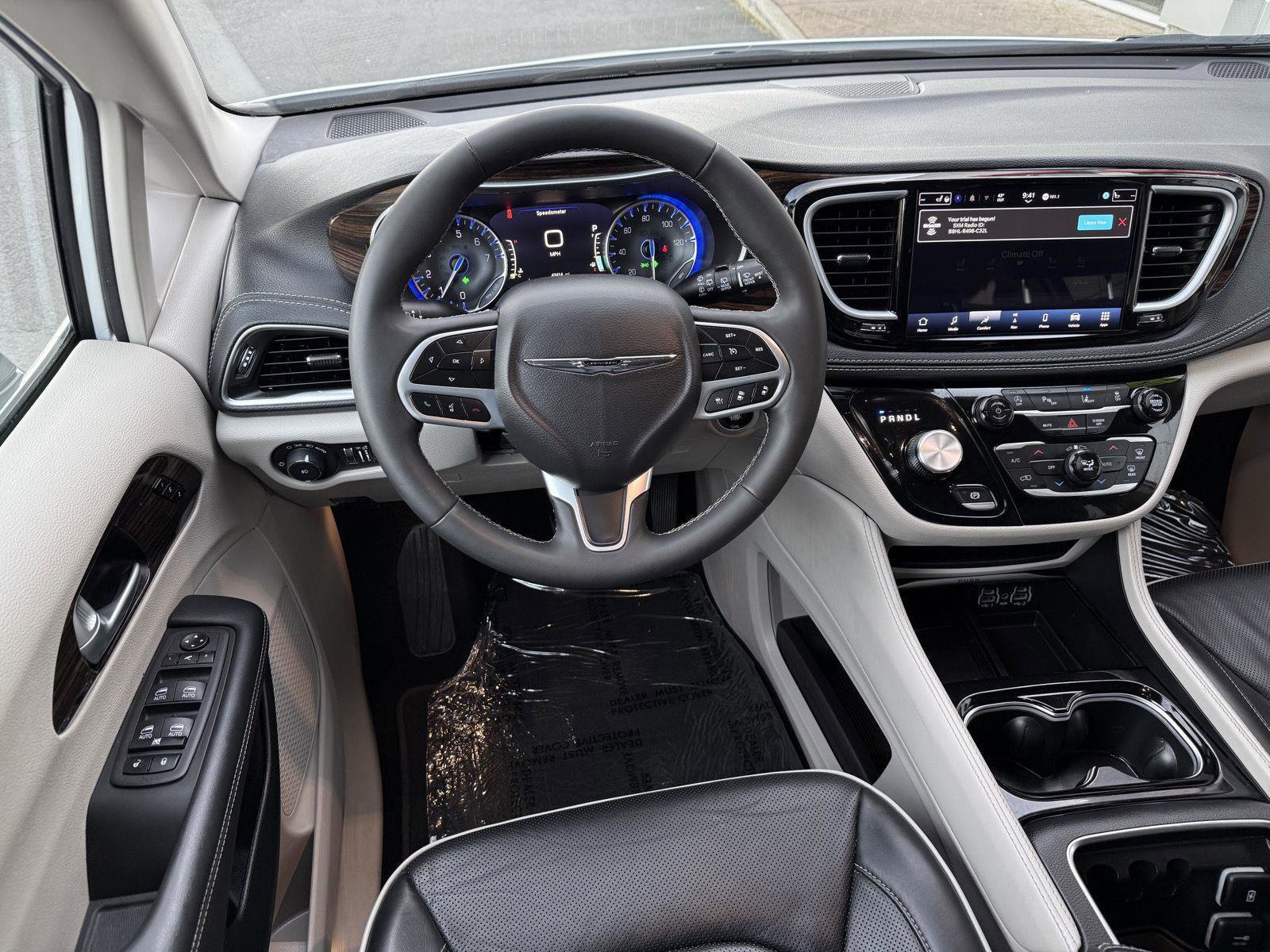 Used 2024 Chrysler Pacifica Limited image 17