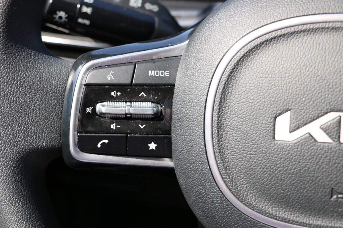 Used 2024 Kia Sorento LX image 17