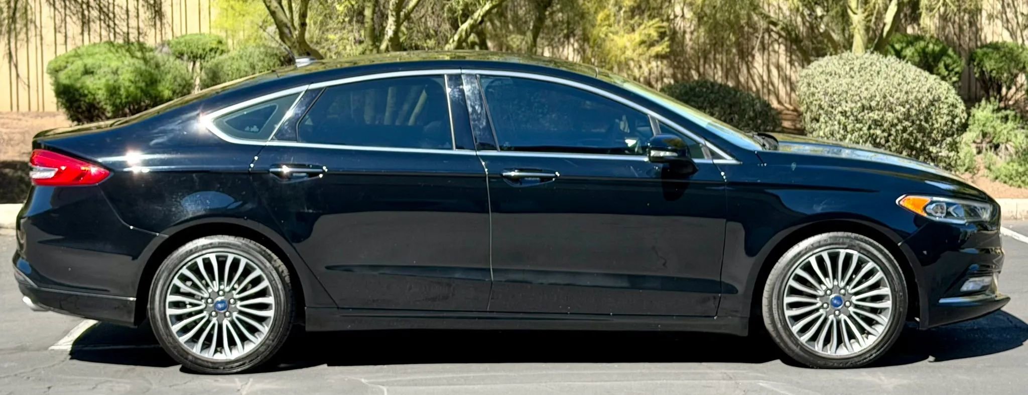 Used 2017 Ford Fusion SE w/ Fusion SE Technology Package image 4
