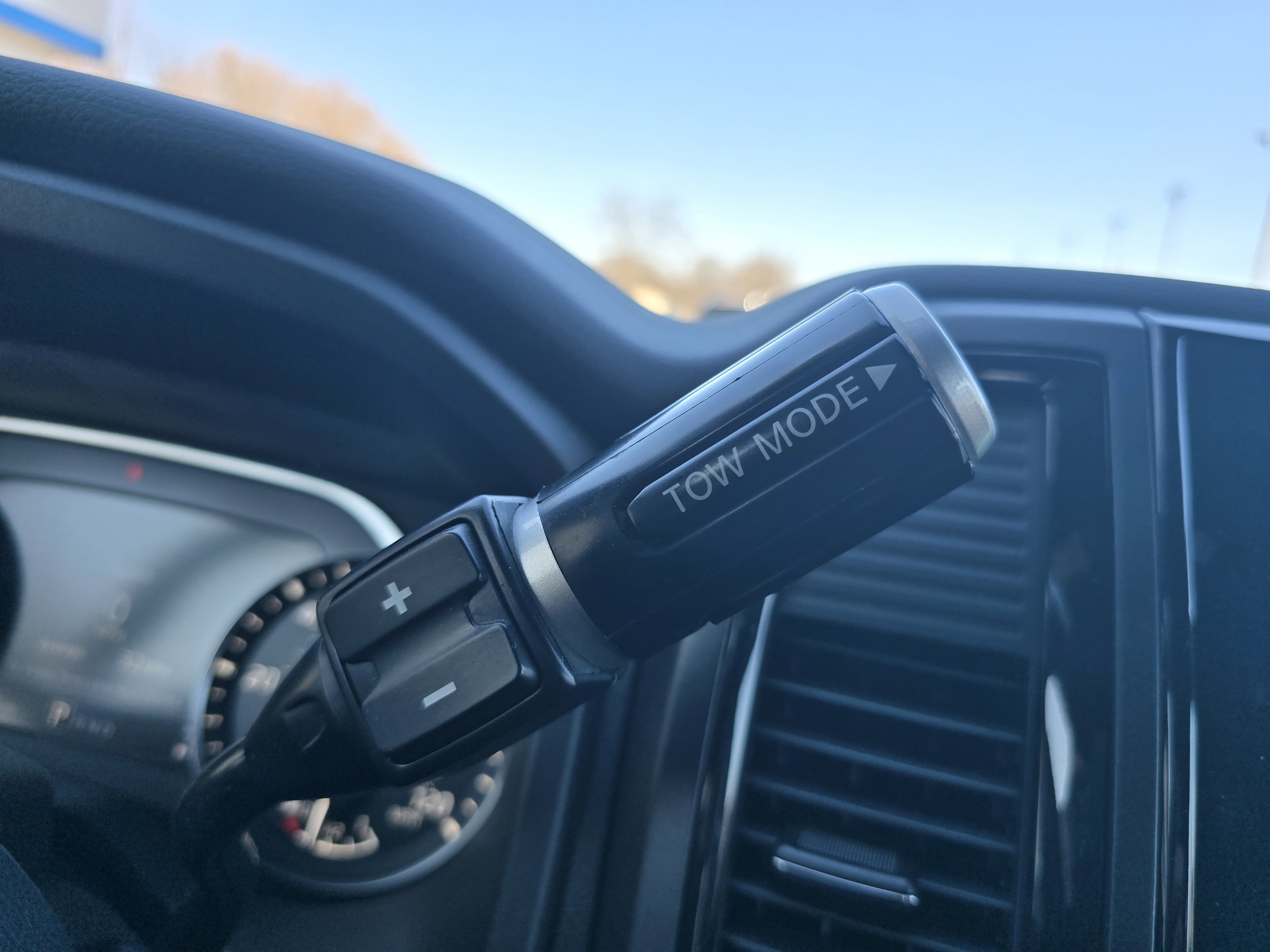 Used 2024 Nissan Titan SV w/ SV Convenience Package image 27