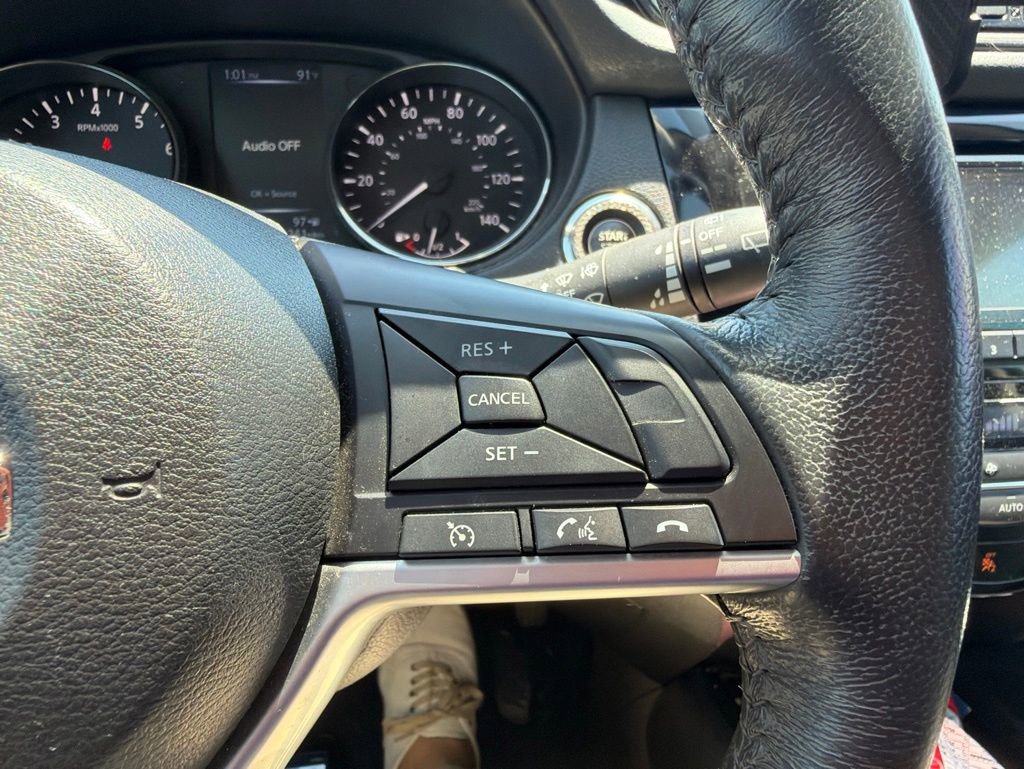 Used 2017 Nissan Rogue SV AWD/4WD image 16