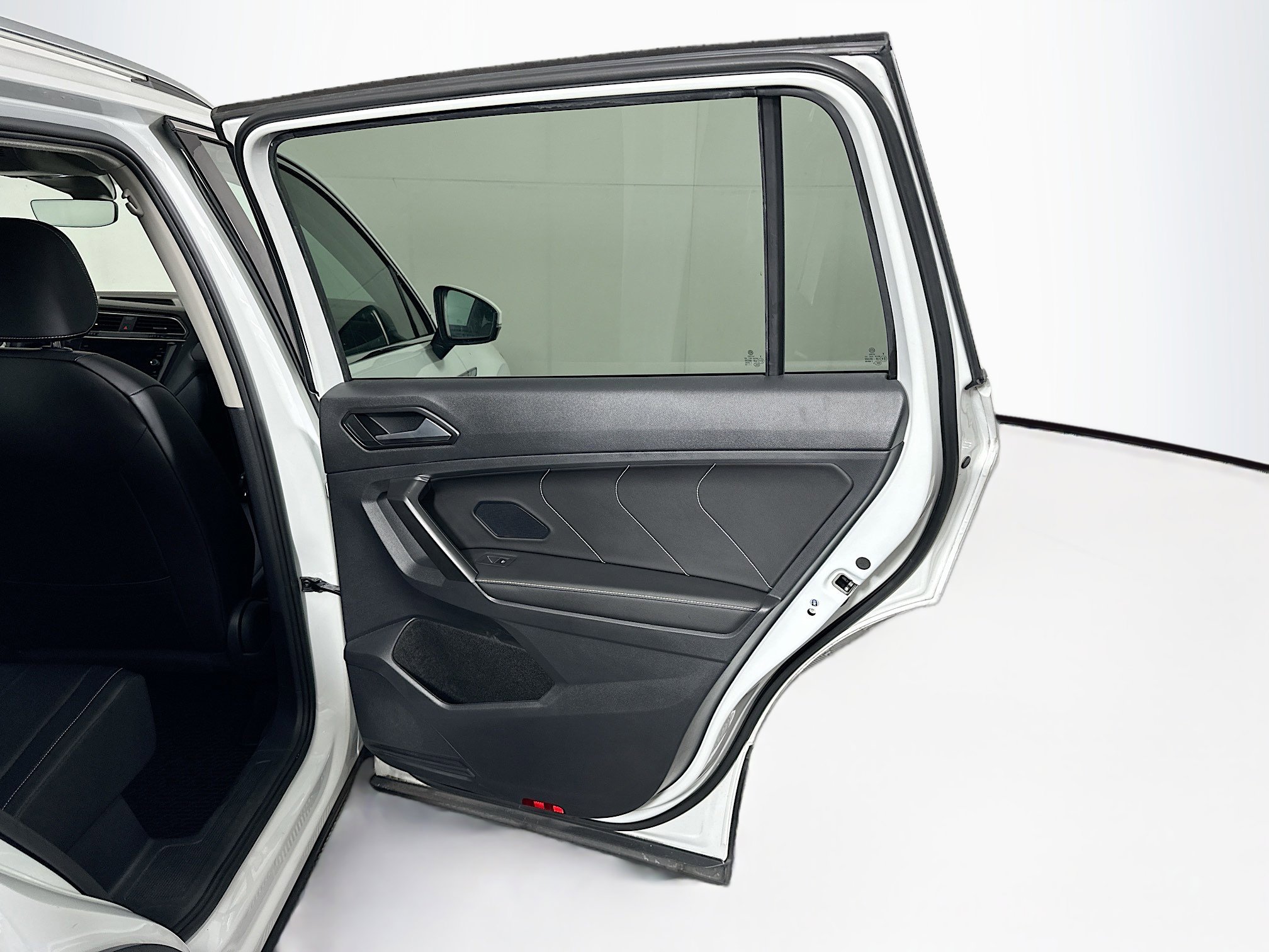 Used 2023 Volkswagen Tiguan SE FWD image 28