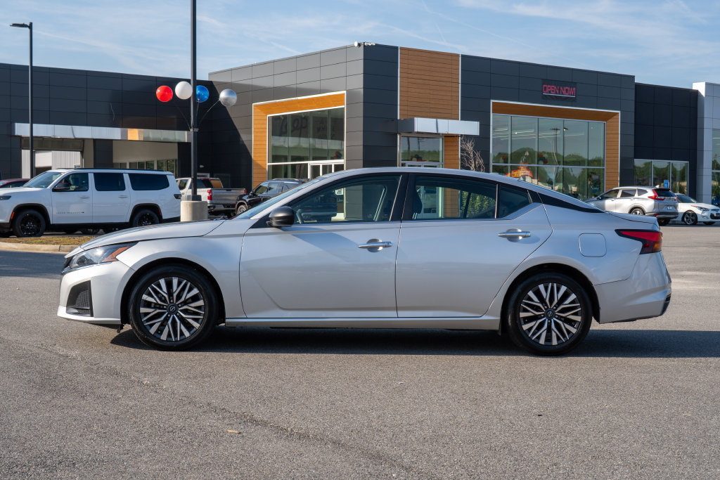 Used 2024 Nissan Altima 2.5 SV FWD image 4