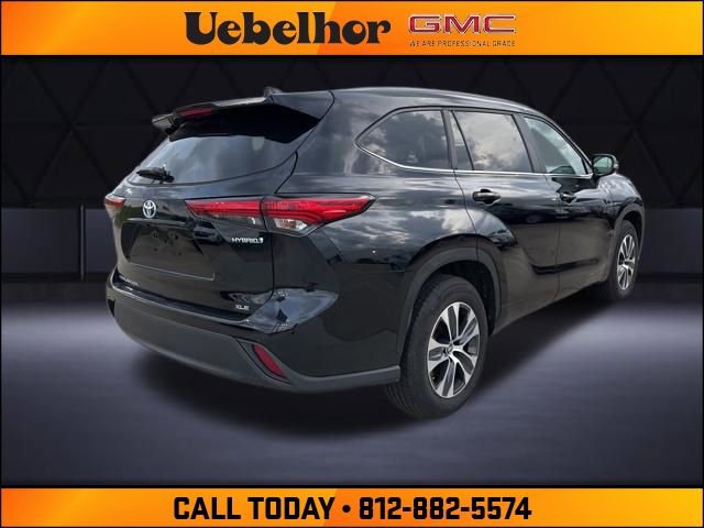 Used 2023 Toyota Highlander XLE FWD image 3