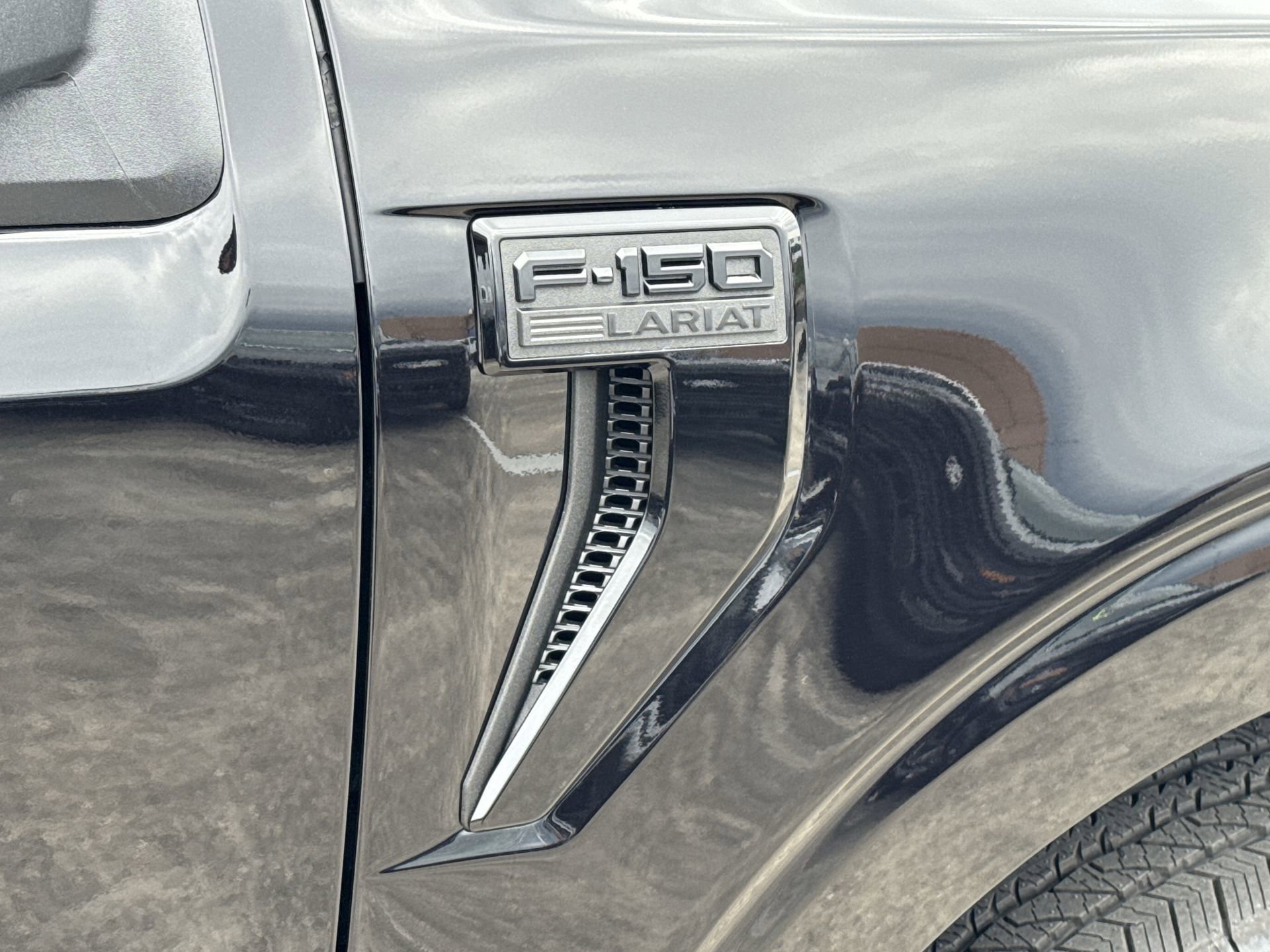 New 2025 Ford F150 Lariat w/ Equipment Group 501A Mid image 42