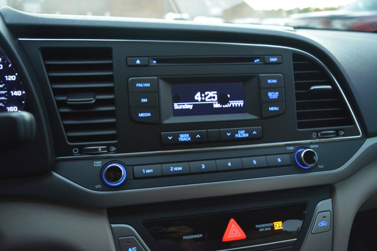 Used 2017 Hyundai Elantra SE FWD image 19