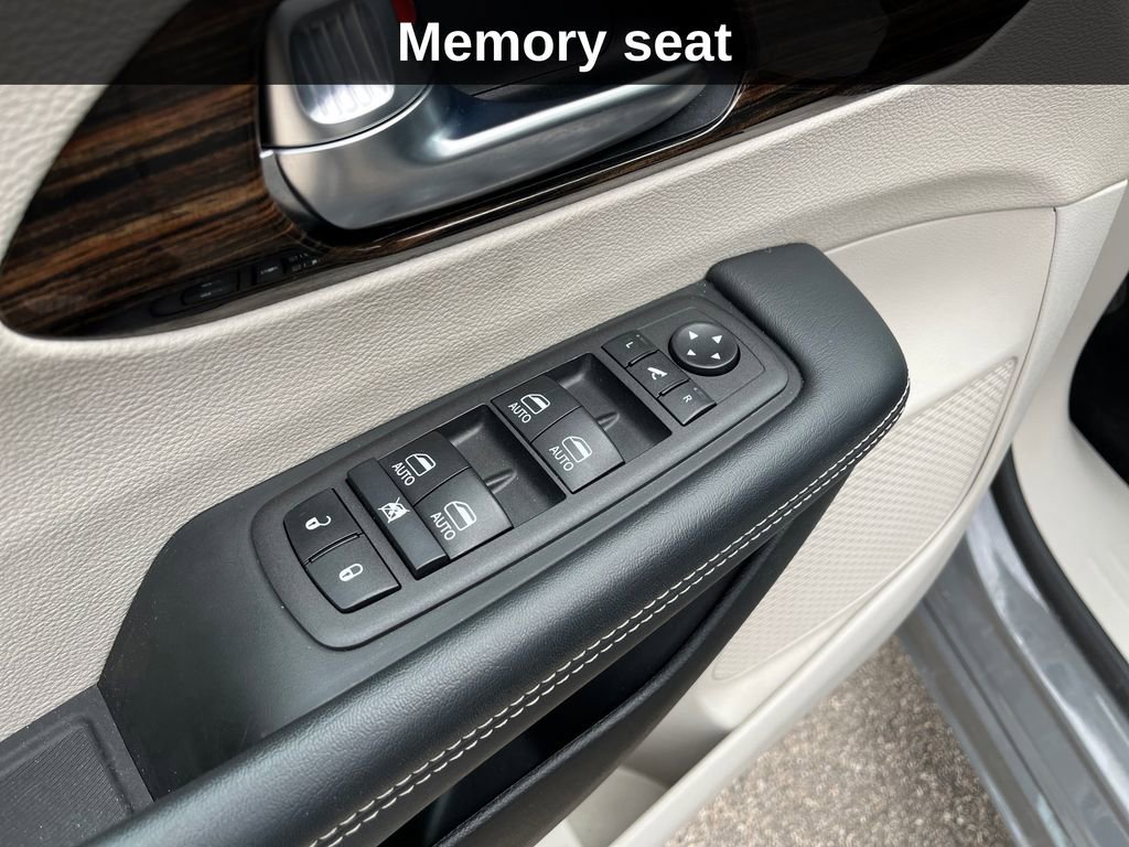 Used 2023 Chrysler Pacifica Limited image 12