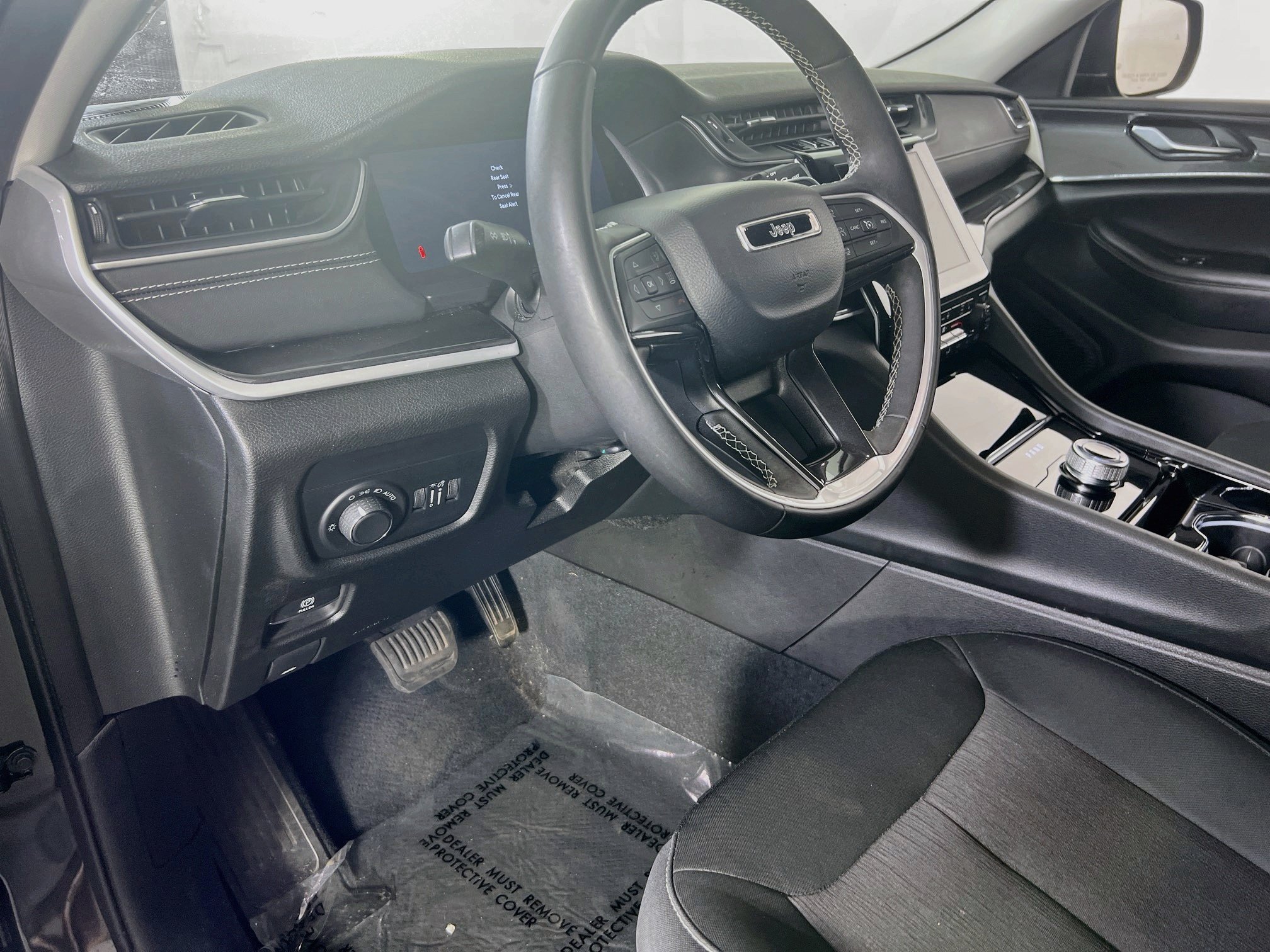 Used 2023 Jeep Grand Cherokee Laredo w/ Luxury Tech Group I AWD/4WD image 9
