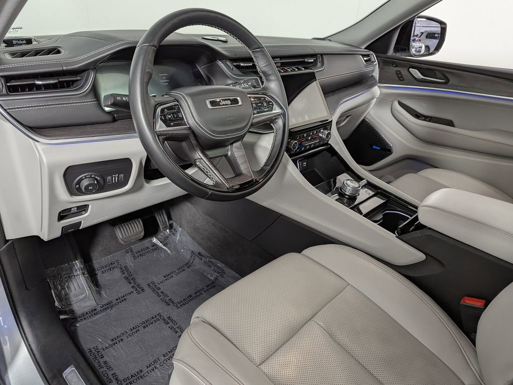 Used 2022 Jeep Grand Cherokee Overland w/ Adv Protech Group III image 17