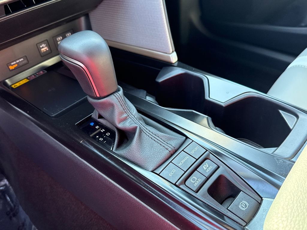 Used 2025 Toyota Camry SE image 30