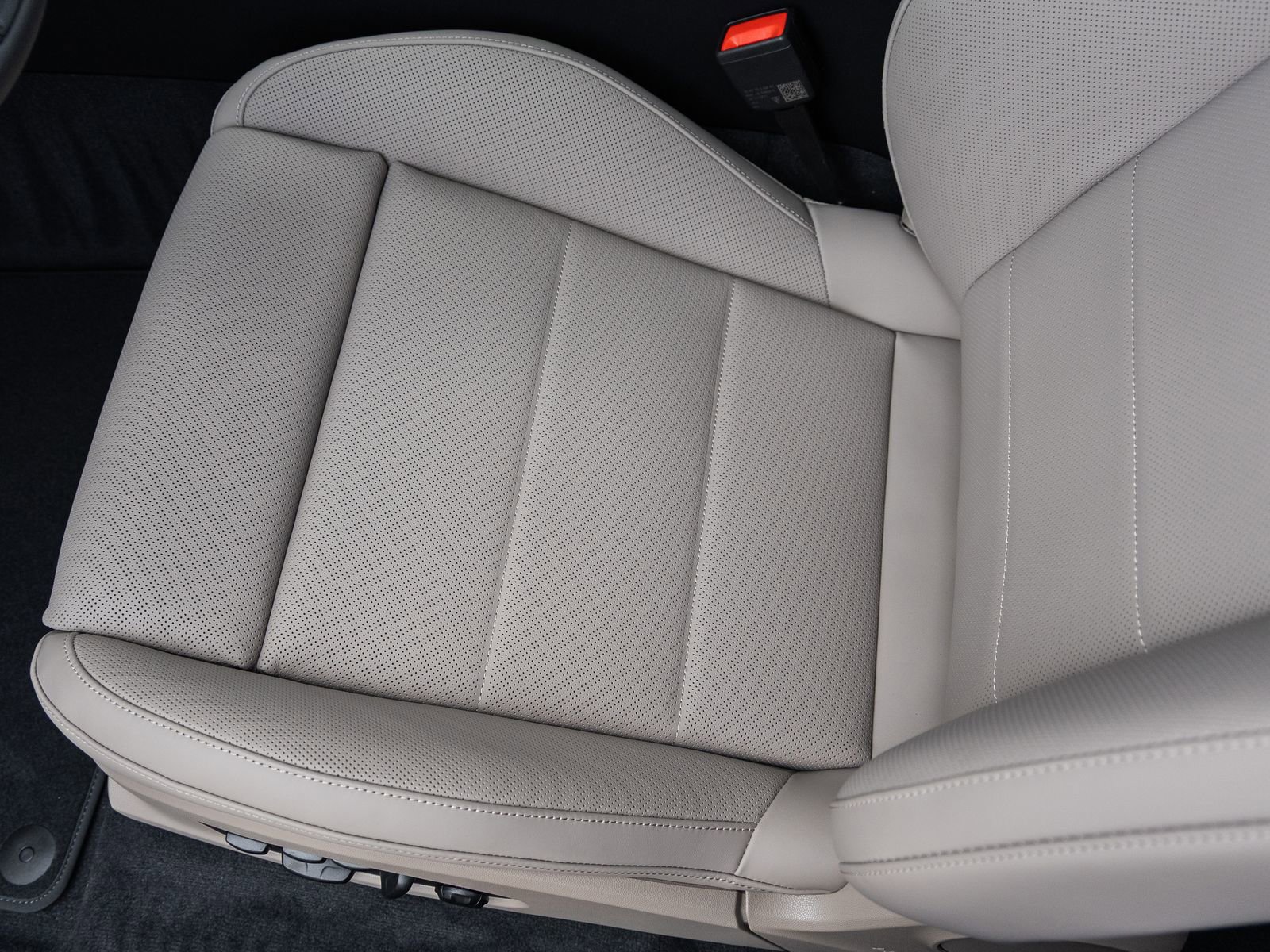 New 2026 Porsche Macan Electric RWD image 28