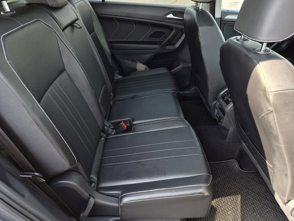 Used 2022 Volkswagen Tiguan SE w/ Panoramic Sunroof Package image 15