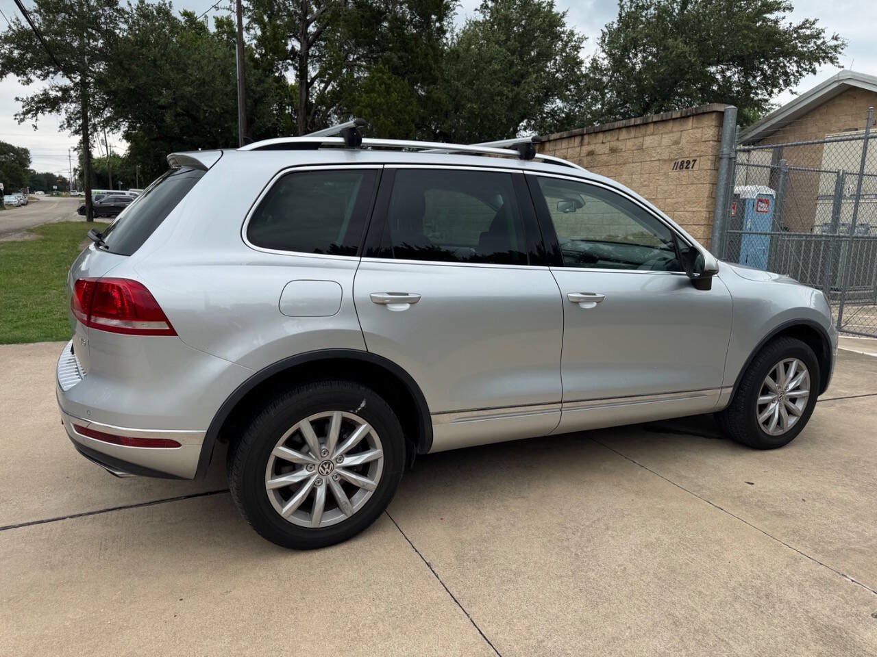 Used 2016 Volkswagen Touareg Sport AWD/4WD image 16