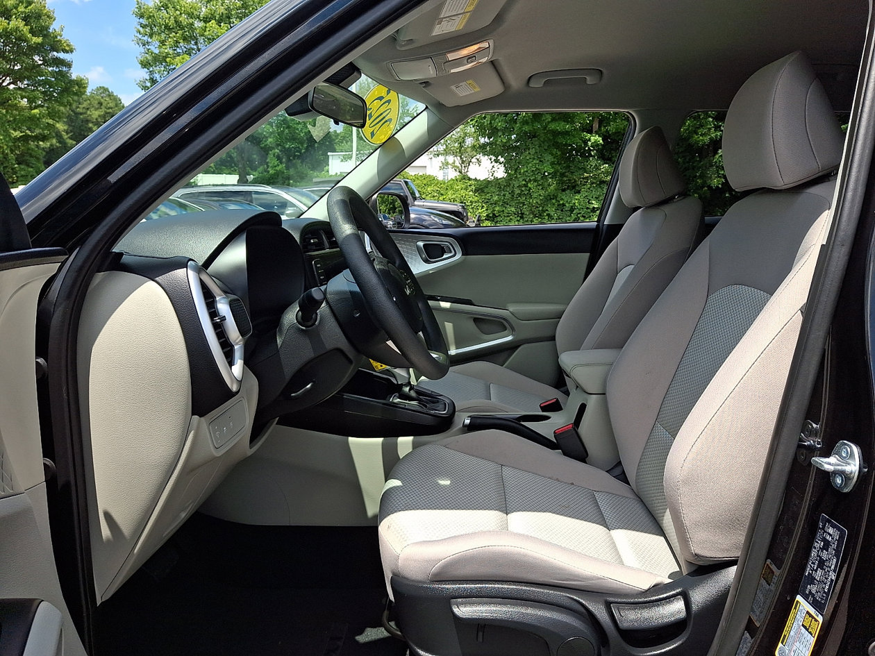 Used 2025 Kia Soul LX w/ LX Technology Package FWD image 13