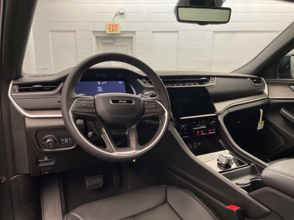 New 2025 Jeep Grand Cherokee Limited w/ Luxury Tech Group II RWD image 9