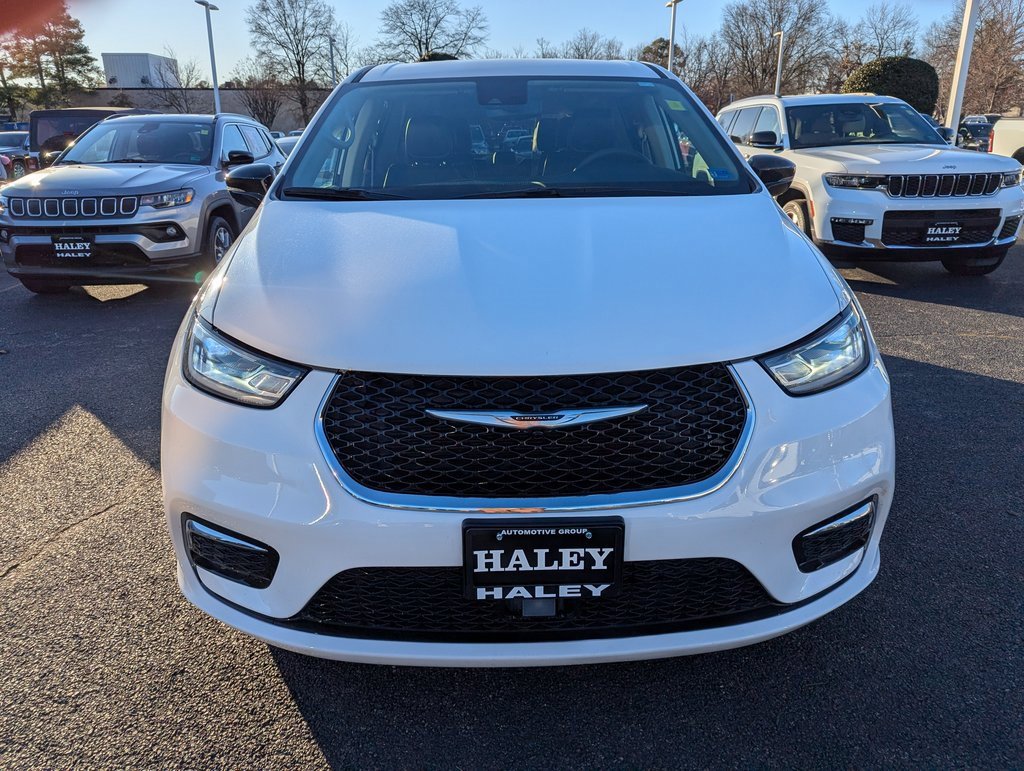 Used 2024 Chrysler Pacifica Touring-L image 3