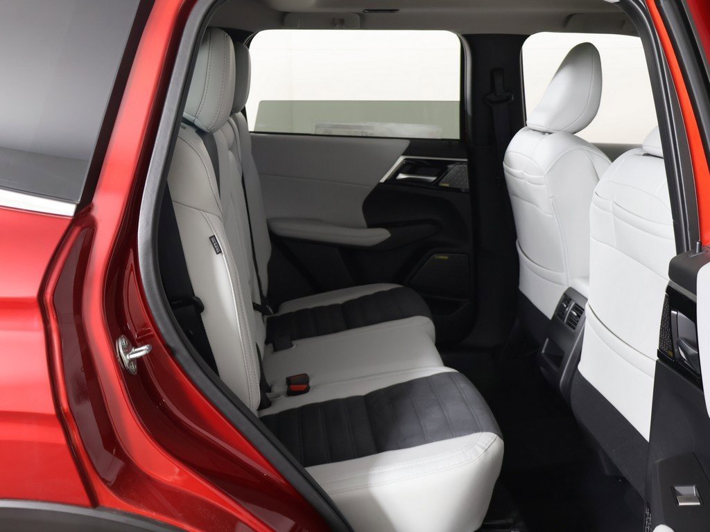 New 2025 Mitsubishi Outlander SE image 34