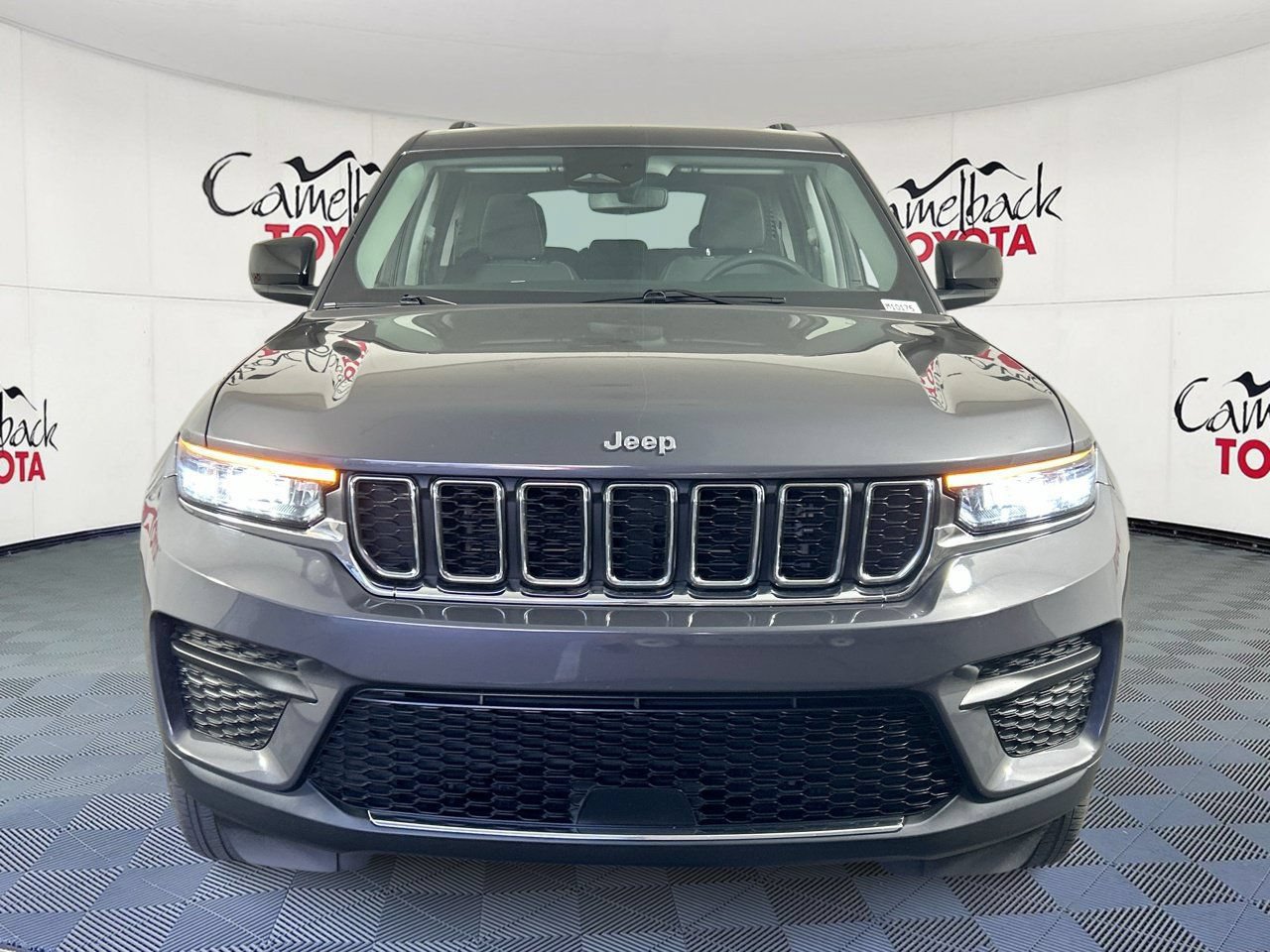 Used 2023 Jeep Grand Cherokee Laredo X RWD image 3