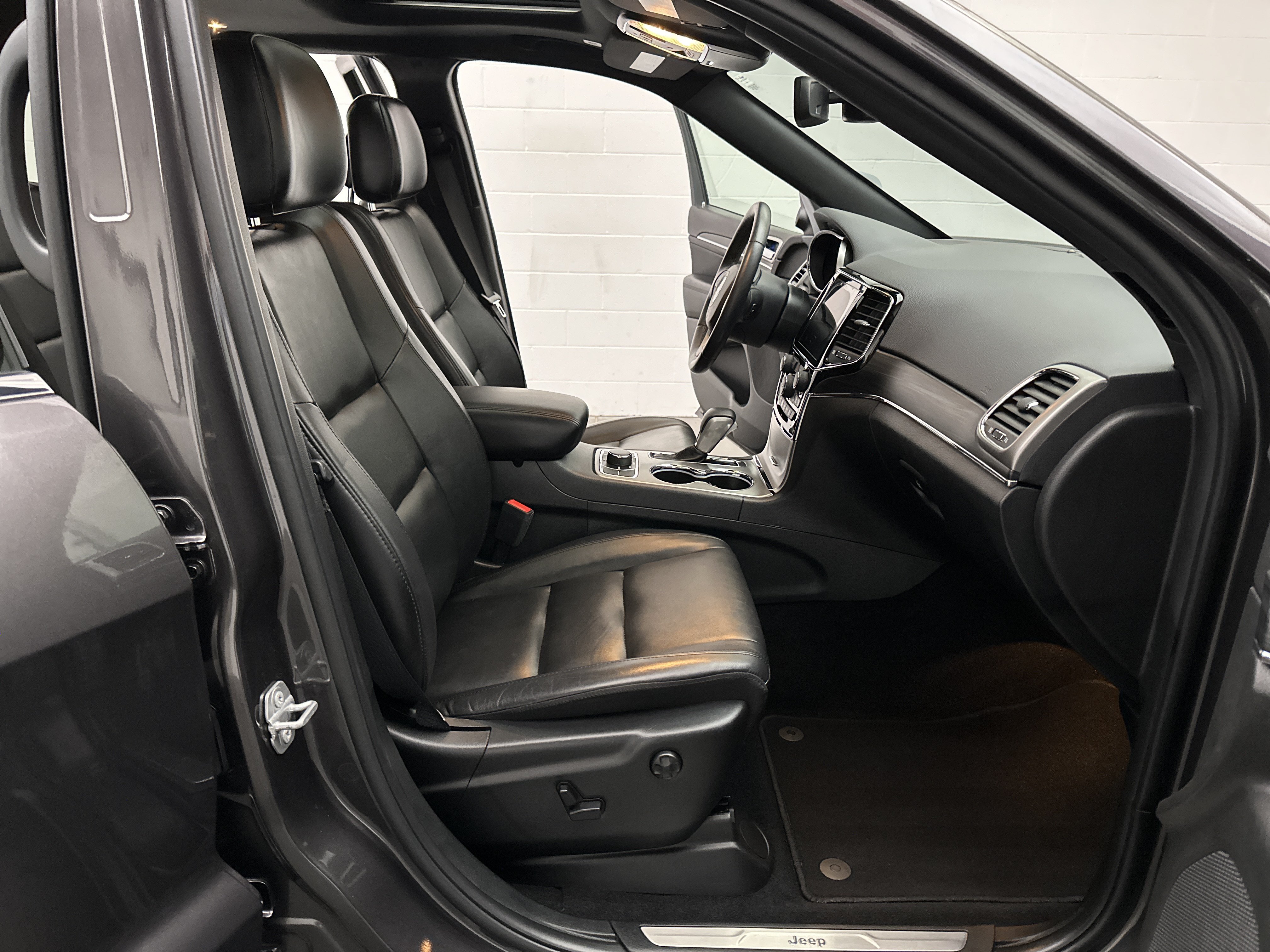 Used 2020 Jeep Grand Cherokee Limited w/ Premium Lighting Group AWD/4WD image 22