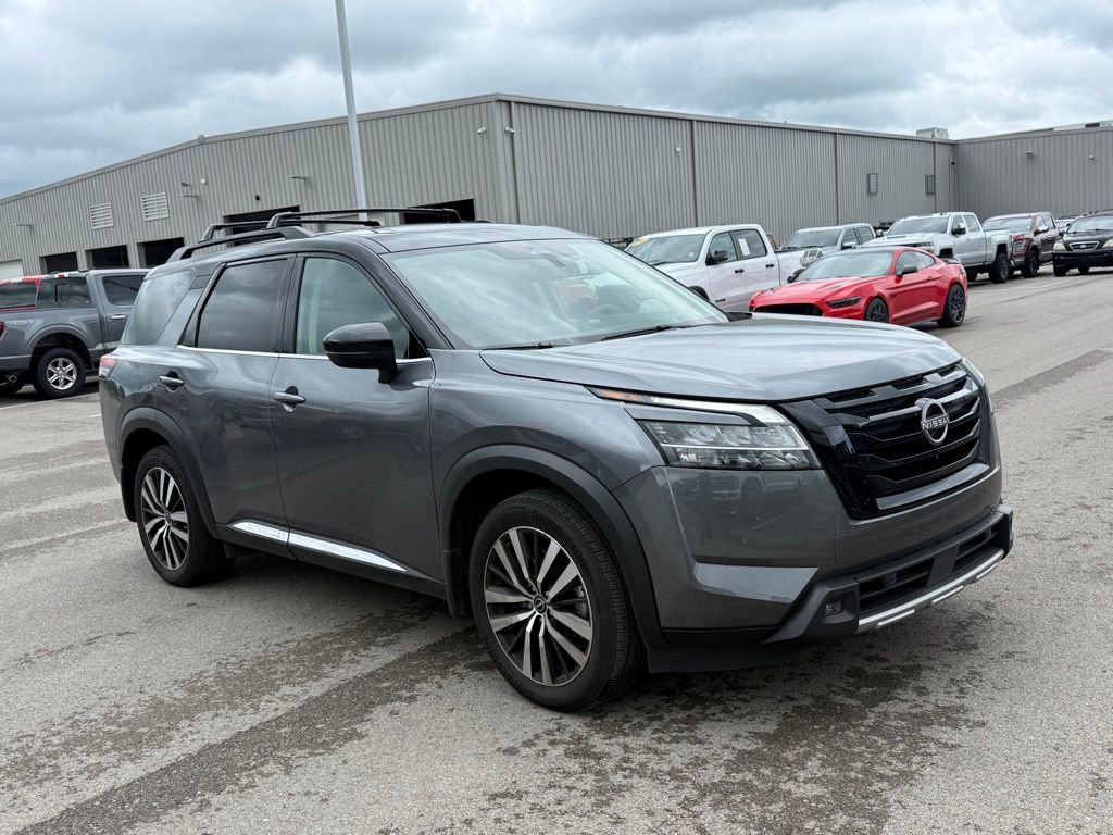 Used 2023 Nissan Pathfinder Platinum AWD/4WD image 2
