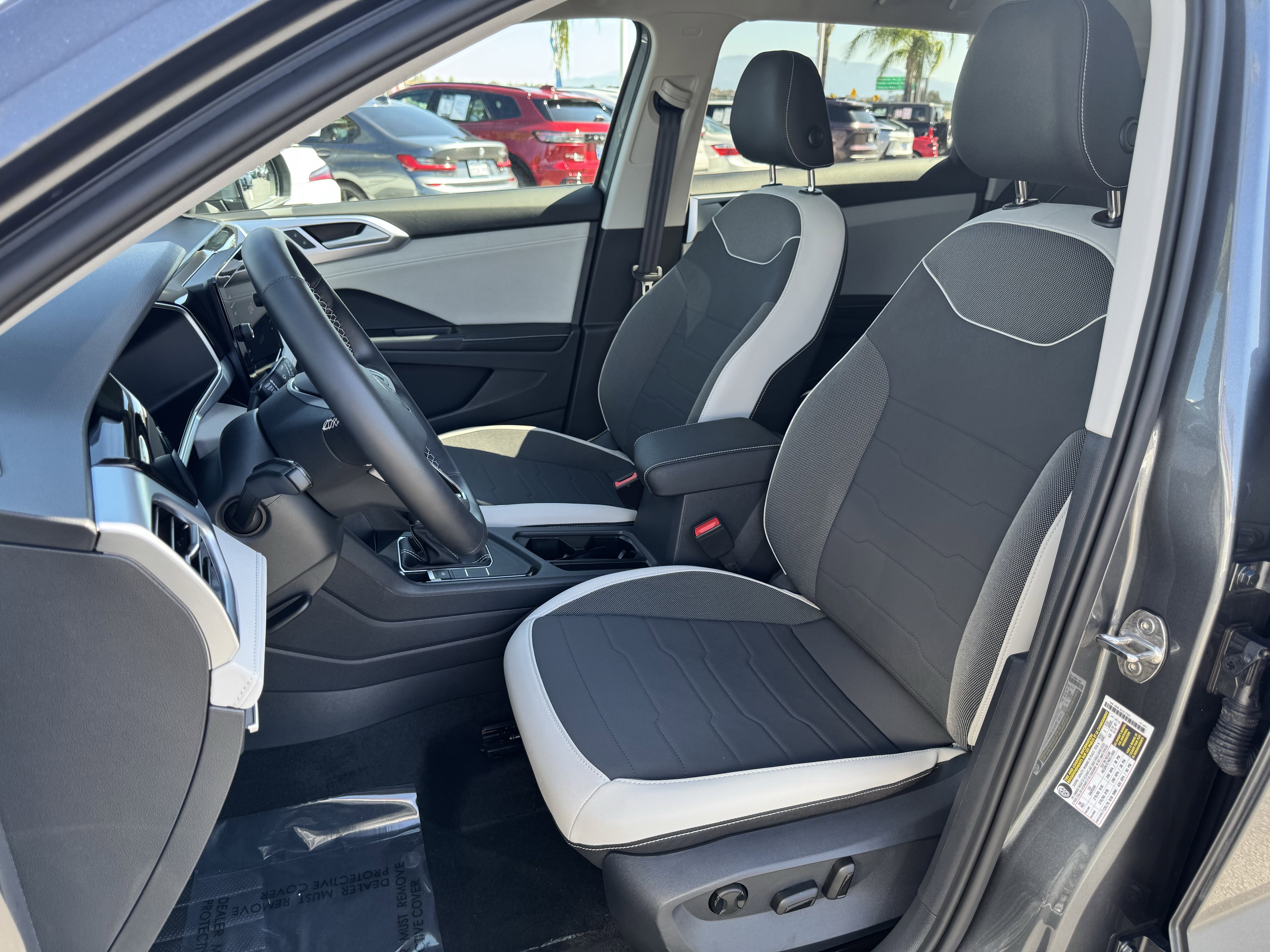 Used 2025 Volkswagen Taos SE image 16