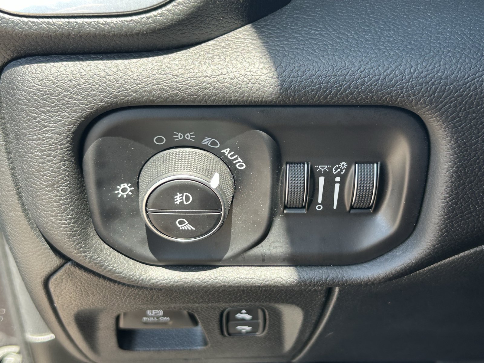 Used 2025 RAM 1500 Laramie w/ Sport Appearance Package AWD/4WD image 31