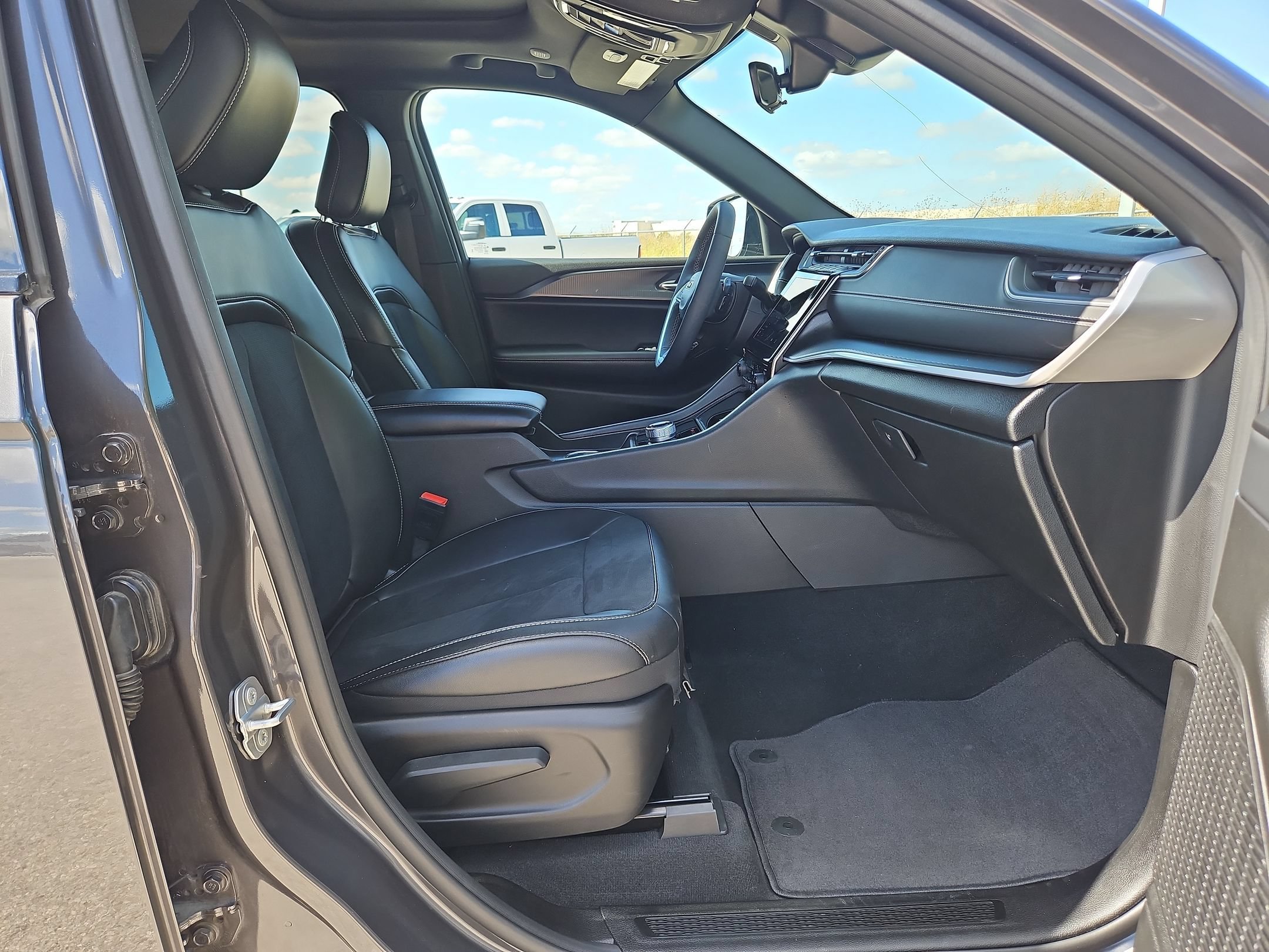 Used 2025 Jeep Grand Cherokee Laredo RWD image 27