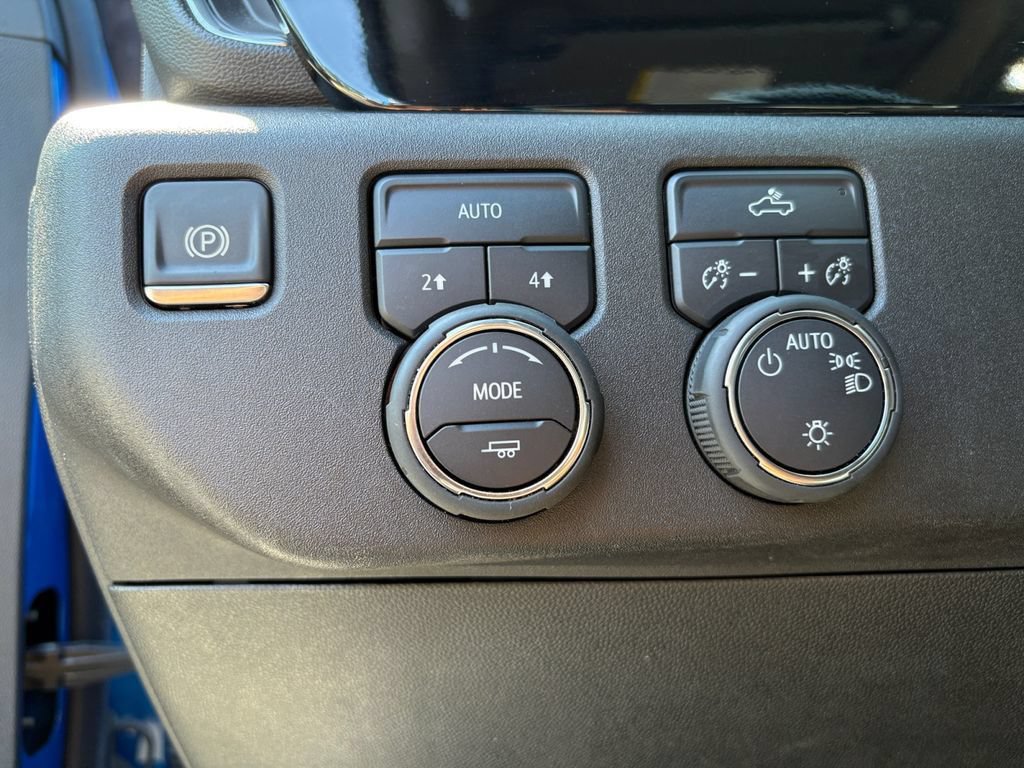 Used 2025 Chevrolet Silverado 1500 LT AWD/4WD image 2