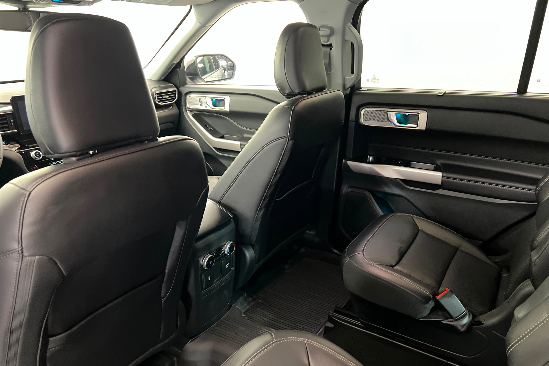 Used 2024 Ford Explorer Limited w/ Equipment Group 301A AWD/4WD image 19