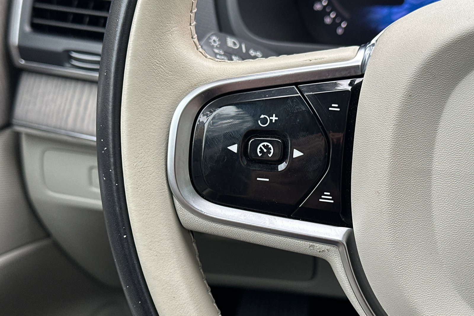 Certified 2023 Volvo XC90 B6 Core w/ Protection Package Premier AWD/4WD image 28