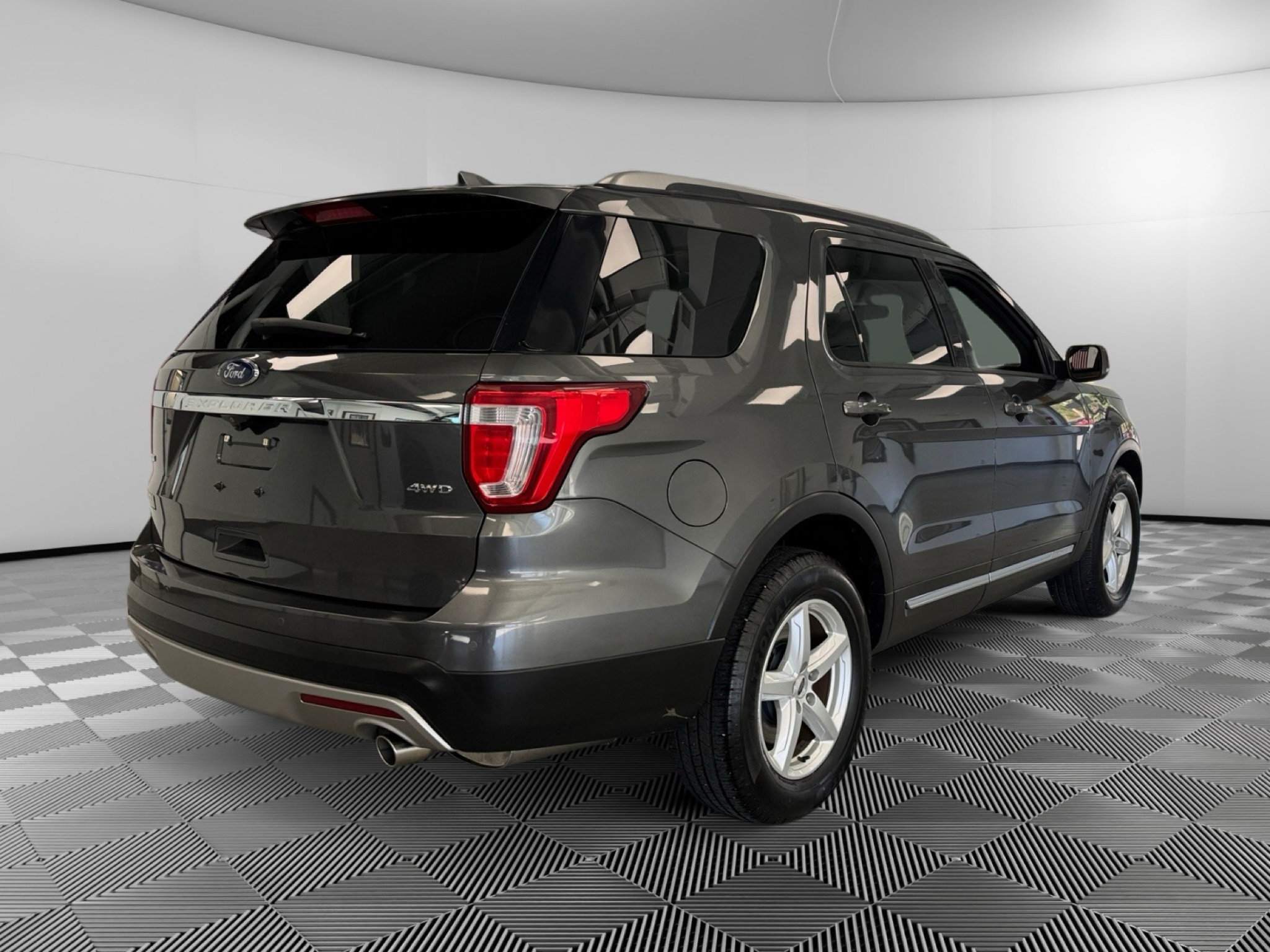 Used 2016 Ford Explorer XLT w/ Equipment Group 202A AWD/4WD image 8