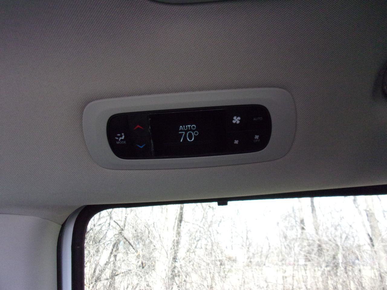 Used 2023 Chrysler Pacifica Touring-L image 14