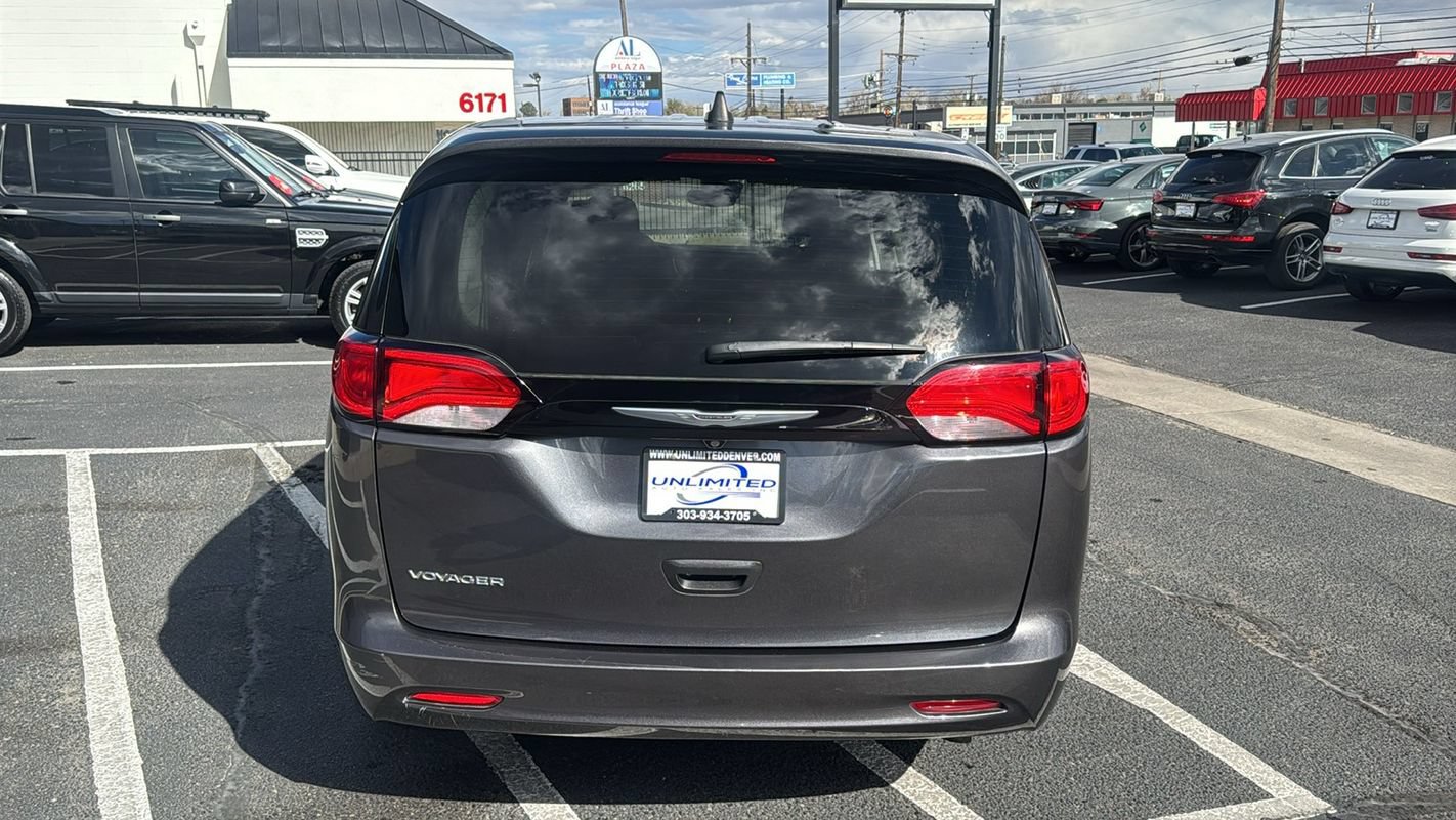 Used 2023 Chrysler Voyager LX FWD image 4
