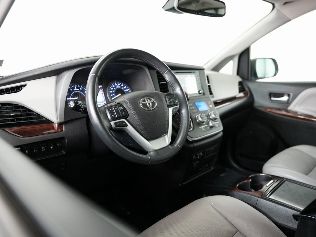 Used 2019 Toyota Sienna Limited Premium image 6