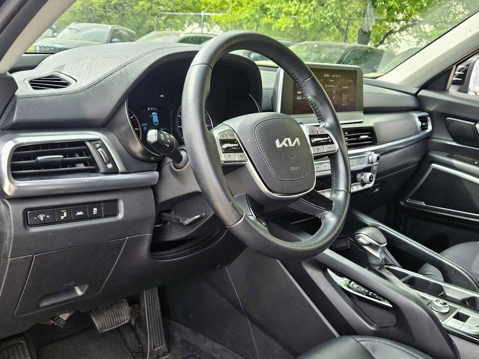 Used 2022 Kia Telluride LX image 3