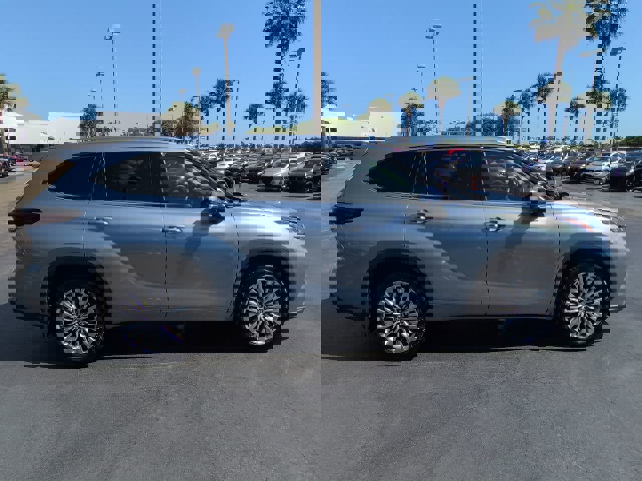 Used 2024 Toyota Highlander Platinum AWD/4WD image 3