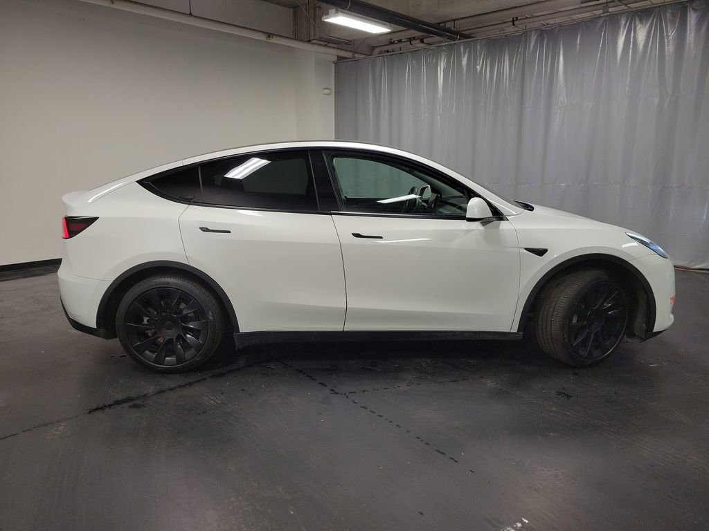 Used 2022 Tesla Model Y Long Range image 9
