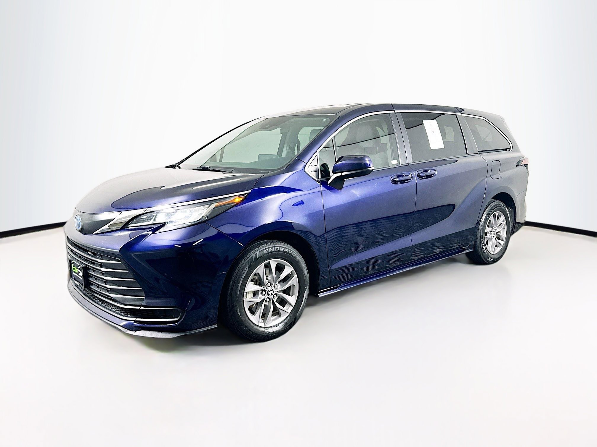 Used 2022 Toyota Sienna LE FWD image 3