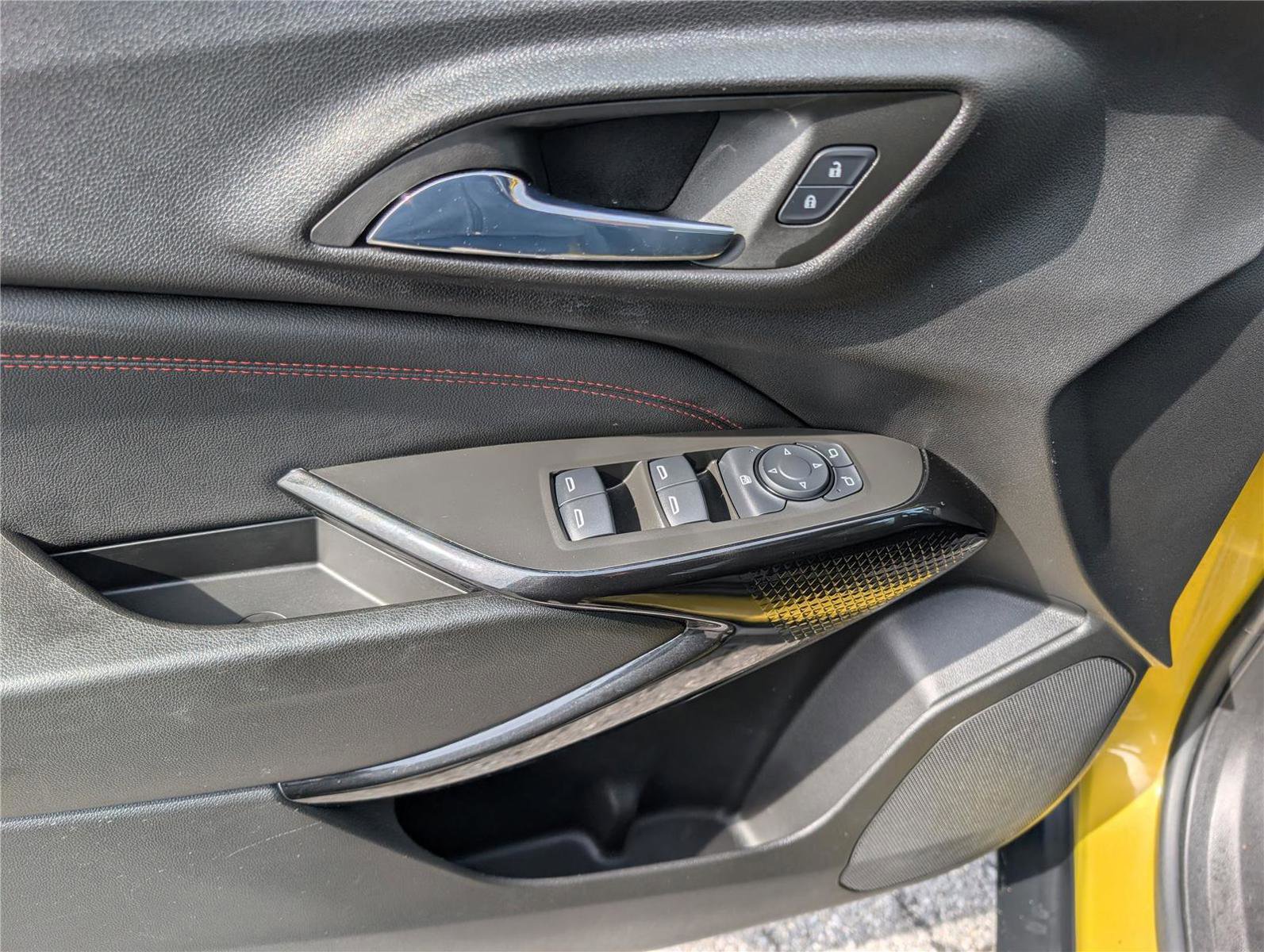 Used 2024 Chevrolet Trax RS w/ Sunroof Package image 19