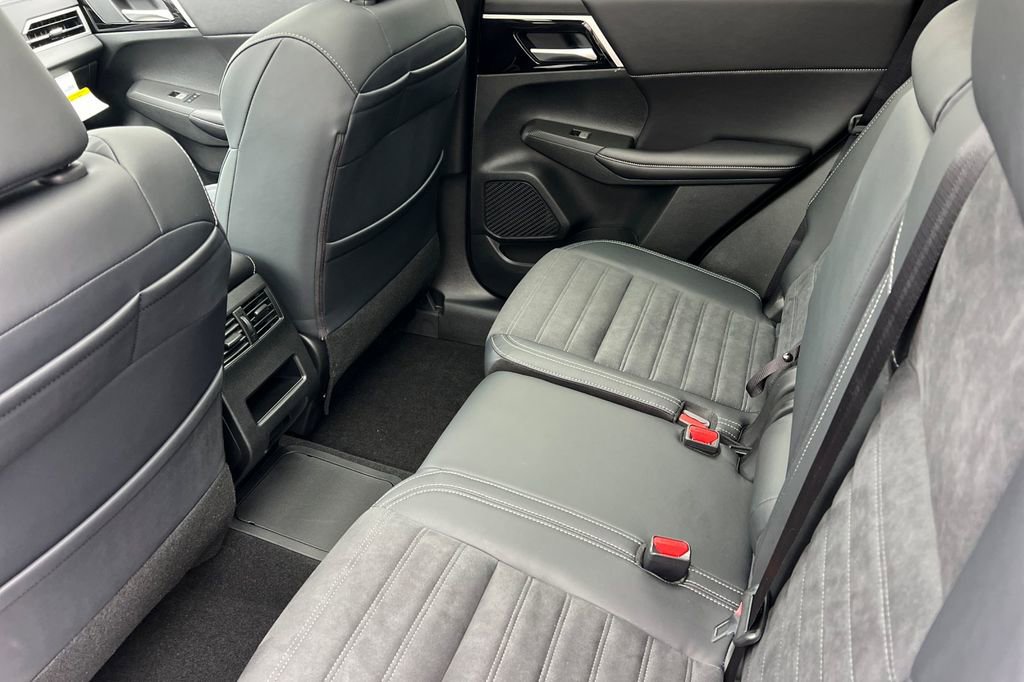 New 2025 Mitsubishi Outlander SE image 13