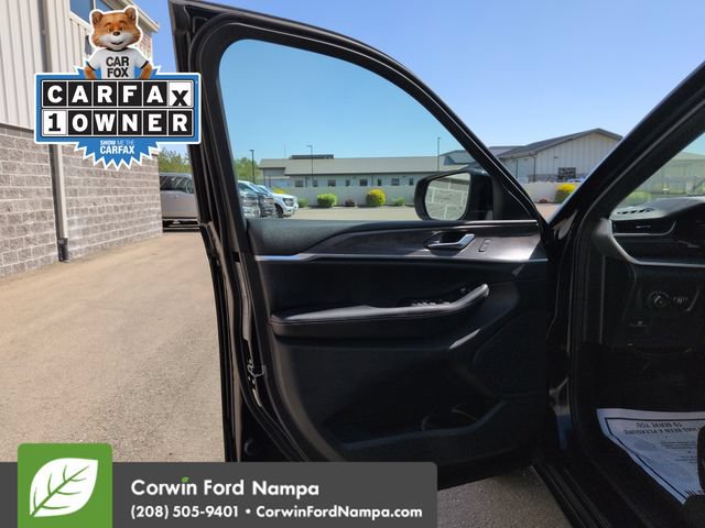 Used 2025 Jeep Grand Cherokee Limited w/ Black Appearance Package AWD/4WD image 10